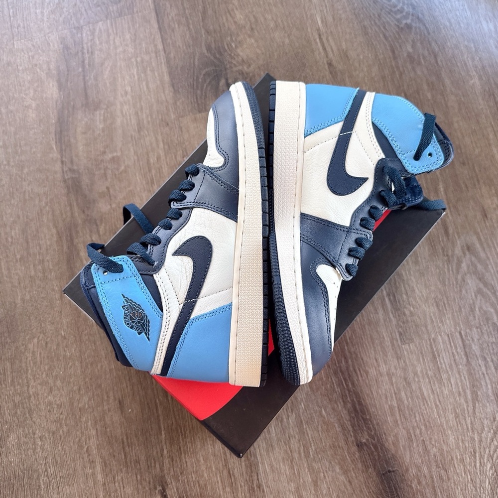 NIKE AIR JORDAN 1 RETRO HIGH OG GS Sail/Obsidian-University Blue 5Y / EU 37.5